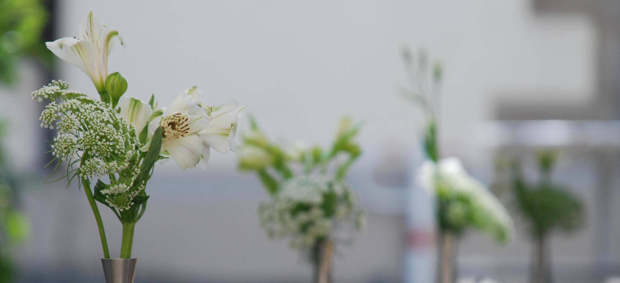 Bankett mit Blumenschmuck / © Bärbel Bramm